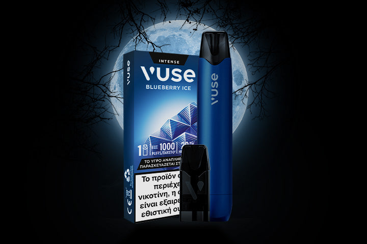 Η συσκευή ατμίσματος Vuse Blueberry Ice, το pod και η συσκευασία του προϊόντος μπροστά από μια πανσέληνο.