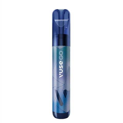 Ένα Vuse GO 1000 Pen - Blueberry Ice ατμός μιας χρήσης από την Vuse στέκεται όρθιο σε απλό λευκό φόντο.
