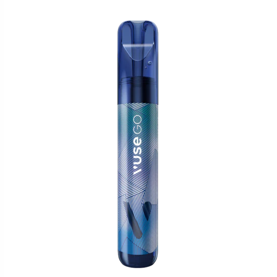 Ένα Vuse GO 1000 Pen - Blueberry Ice ατμός μιας χρήσης από την Vuse στέκεται όρθιο σε απλό λευκό φόντο.