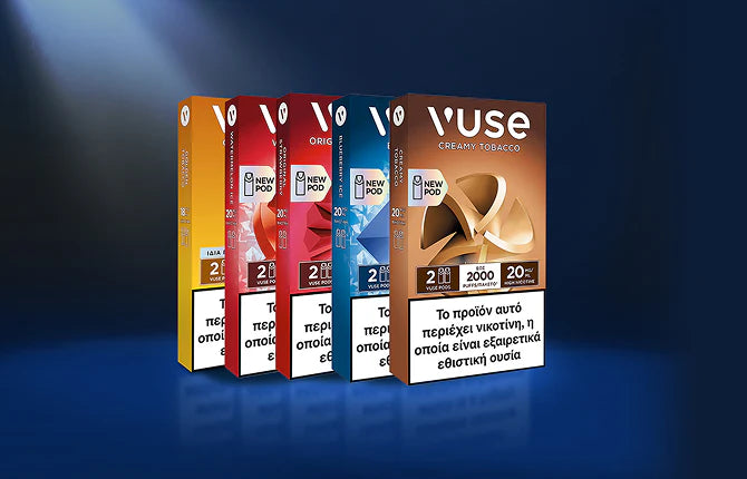 Πέντε συσκευασίες Vuse vape pod σε διαφορετικές γεύσεις εμφανίζονται σε μια σειρά σε μπλε φόντο. Κάθε συσκευασία έχει έντονο χρώμα και ελληνικό κείμενο που προειδοποιεί για την περιεκτικότητα σε νικοτίνη στο κάτω μέρος.