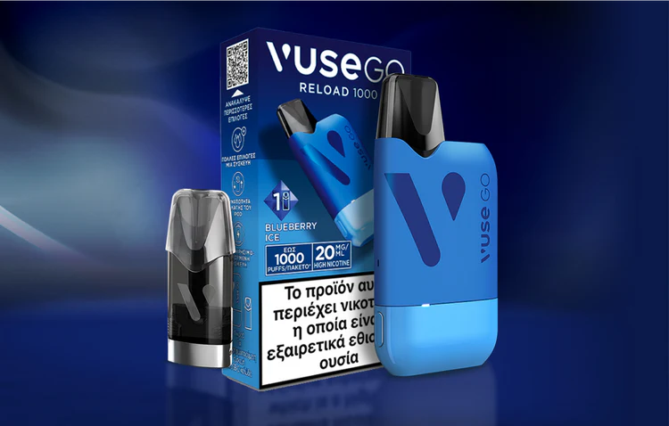Μια μπλε συσκευή ατμίσματος Vuse GO και η συσκευασία της εμφανίζονται με ένα κοντινό πλάνο μιας κάψουλας ατμίσματος. Το κουτί περιλαμβάνει λεπτομέρειες σχετικά με το προϊόν, τη γεύση (Blueberry Ice) και μια ελληνική προειδοποιητική ετικέτα νικοτίνης. Το φόντο είναι σκούρο μπλε.