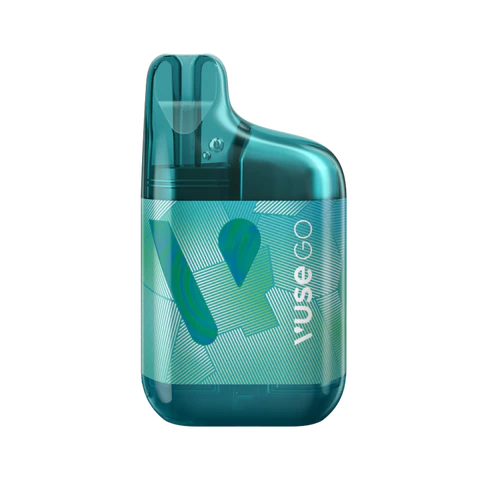 Ένα γαλαζοπράσινο και πράσινο Vuse GO 1000 Box - Peppermint Ice ατμός μίας χρήσης από την Vuse, με μοντέρνο ημιδιαφανές σχέδιο με γεωμετρικά μοτίβα σε ανοιχτό γκρι φόντο.