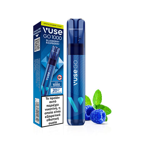 Vuse GO 1000 Pen - Blueberry Raspberry της Vuse, που εκτίθεται δίπλα στη συσκευασία του, φρέσκα μύρτιλα, σμέουρα και φύλλα μέντας. Το κουτί φέρει μια ευδιάκριτη ετικέτα προειδοποίησης στα ελληνικά, με ενιαίο μπλε χρωματικό σχήμα σε όλη την επιφάνειά του.