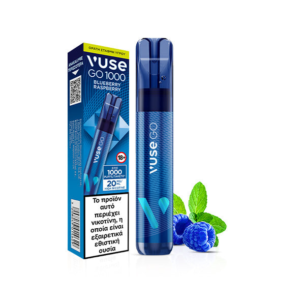 Vuse GO 1000 Pen - Blueberry Raspberry της Vuse, που εκτίθεται δίπλα στη συσκευασία του, φρέσκα μύρτιλα, σμέουρα και φύλλα μέντας. Το κουτί φέρει μια ευδιάκριτη ετικέτα προειδοποίησης στα ελληνικά, με ενιαίο μπλε χρωματικό σχήμα σε όλη την επιφάνειά του.