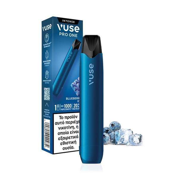 Μια συσκευή ατμίσματος VUSE Greece Pro One Blueberry Ice τοποθετείται πριν από τη συσκευασία της με την ένδειξη "Blueberry Ice", μαζί με βατόμουρα και παγάκια. Το κουτί περιλαμβάνει πληροφορίες για το προϊόν και μια προειδοποίηση νικοτίνης στα ελληνικά.