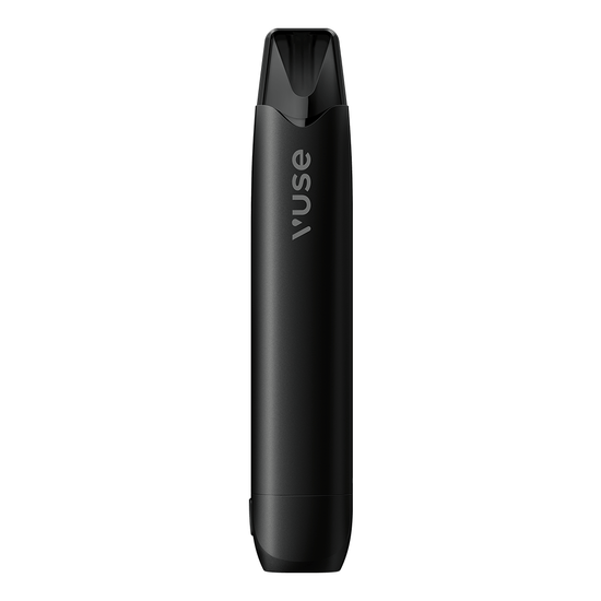 Μια πένα ατμού VUSE Greece Vuse Pro One Peppermint Ice στέκεται όρθια σε λευκό φόντο, προβάλλοντας ένα μοντέρνο, μινιμαλιστικό μαύρο σχέδιο με το λογότυπο της Vuse να εμφανίζεται κάθετα στη συσκευή.