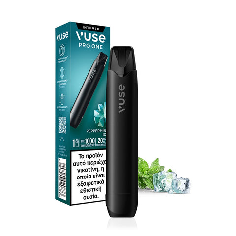 Μια μαύρη συσκευή ατμίσματος Vuse Pro One Peppermint Ice της VUSE Greece εμφανίζεται δίπλα στο κουτί της με ελληνική προειδοποίηση νικοτίνης. Σε πρώτο πλάνο βρίσκονται φύλλα μέντας και παγάκια.