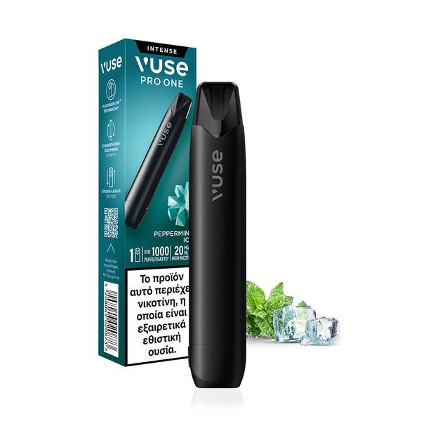 Μια μαύρη συσκευή ατμίσματος Vuse Pro One Peppermint Ice της VUSE Greece εμφανίζεται δίπλα στο κουτί της με ελληνική προειδοποίηση νικοτίνης. Σε πρώτο πλάνο βρίσκονται φύλλα μέντας και παγάκια.