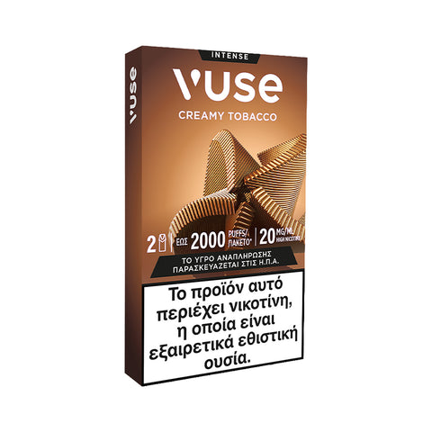 Ένα κουτί με Vuse Pods - Creamy Tobacco της Vuse, με ελληνική ετικέτα προειδοποίησης. Στη συσκευασία απεικονίζονται δύο κάψουλες και κυματιστές καφέ γραμμές. Συνδυάζει απαλό καπνό με αρωματική βανίλια. Περιέχει νικοτίνη, μια ουσία που προκαλεί ισχυρή εξάρτηση.