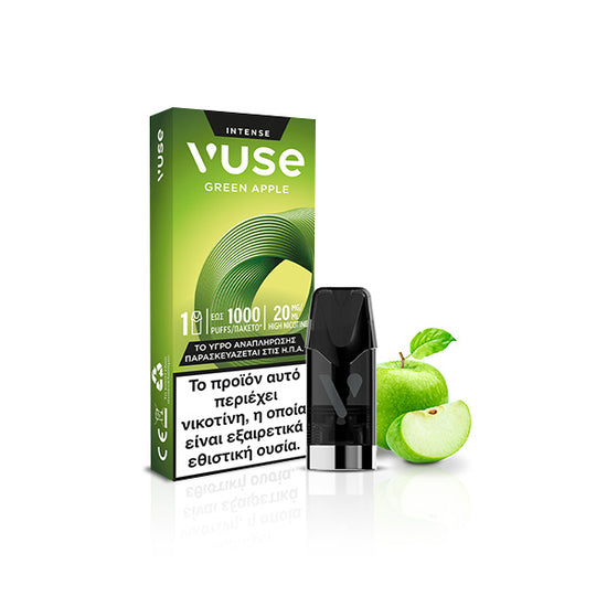 Μια συσκευασία Vuse Pod - Green Apple της Vuse τοποθετείται δίπλα στο vape pod και δύο πράσινα μήλα, το ένα κομμένο σε φέτες. Η συσκευασία εμφανίζει πράσινες αποχρώσεις με ελληνικό κείμενο σχετικά με την περιεκτικότητα σε νικοτίνη και τις προειδοποιήσεις.