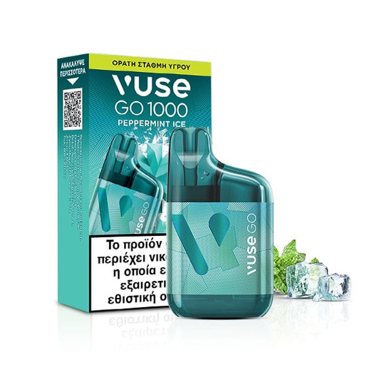 Ένα κουτί Vuse GO 1000 Box - Peppermint Ice μιας χρήσης από τη Vuse εμφανίζεται πριν από την πράσινη και μπλε συσκευασία του, η οποία διαθέτει ελληνικό κείμενο και κωδικό QR. Δίπλα στη συσκευή τοποθετούνται παγάκια και φύλλα μέντας.
